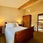 Farmhouse With Cathedral Lounge And Sauna In Pines