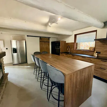 Farmhouse With Cathedral Lounge And Sauna In Pines